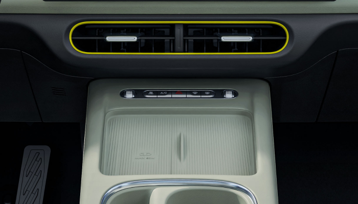Chery Q wireless charging console